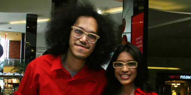 Di Balik Kacamata Kembar Endah N Rhesa