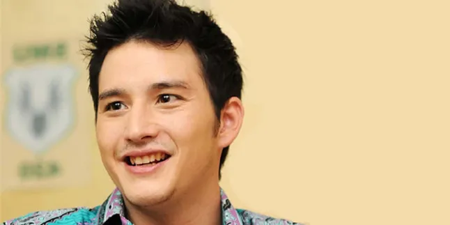 Mike Lewis Siapkan Guru Pribadi Demi Lancar Bahasa