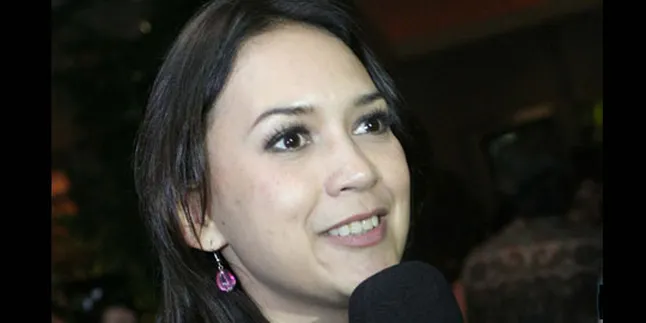 Ira Wibowo Suka Bersepeda di Alam Bebas