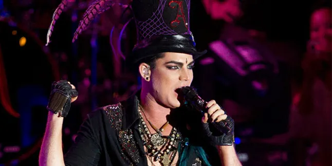 Adam Lambert Ditahan Polisi Finlandia!