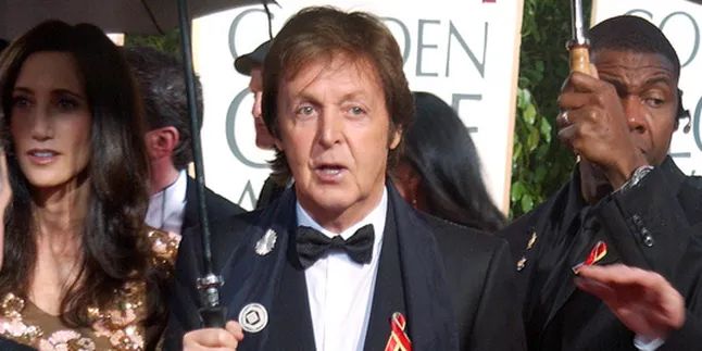 Ups, Paul McCartney Jatuh di Atas Panggung!