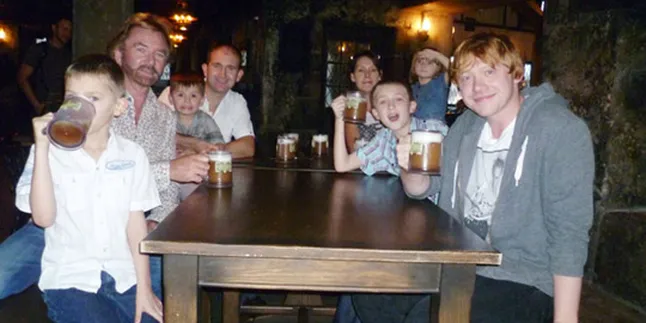 Rupert Grint 'Jadi Ibu' Saat Natal