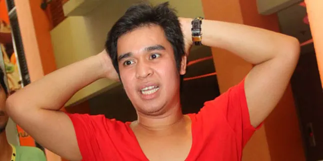 Olga Diberi Buku Pedoman Perilaku Penyiaran