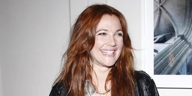 Drew Barrymore Bakal Sutradarai 'STREET LIGHTS'