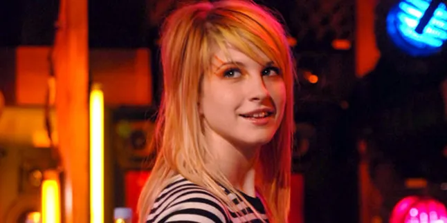 Taylor York Bikin Hayley Williams Menangis