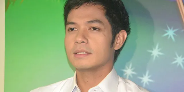 Soal Putus, Dude Harlino Pilih Bungkam