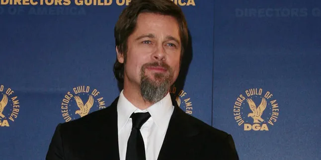 Cedera, Brad Pitt Jalan Pakai Tongkat