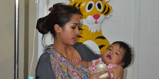 Melinda Sedih Anak Sakit Tipes