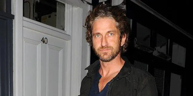 Ups, Gerard Butler Tak Sengaja Pamer Kemaluan!