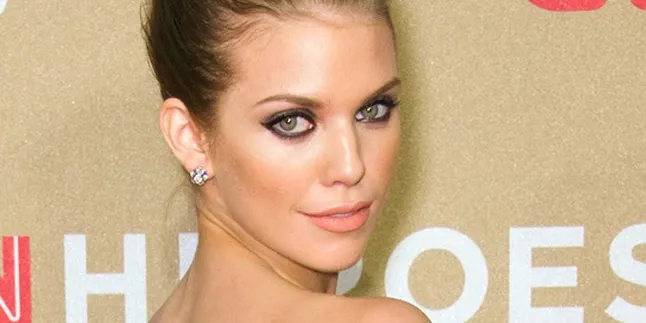 Bintang 'BEVERLY HILLS 90210' Foto Topless