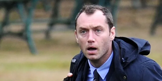 Setelah Dokter, Kini Jude Law Jadi Psikolog