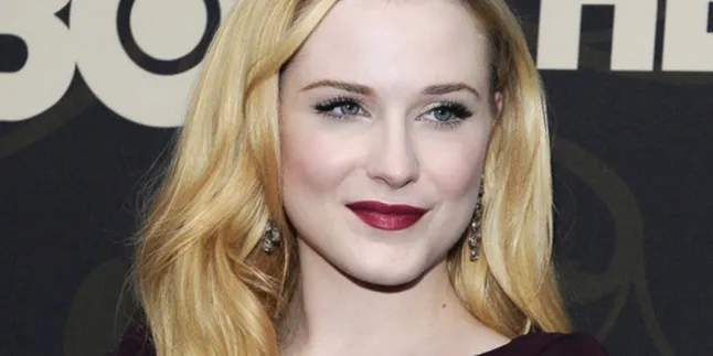 Evan Rachel Wood Pose Topless di Majalah