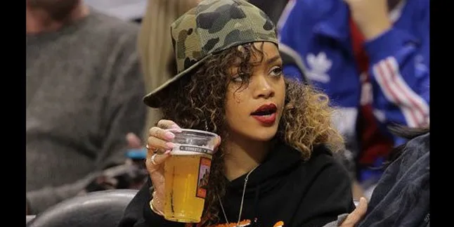 Demi Basket, Rihanna Kabur Dari People's Choice