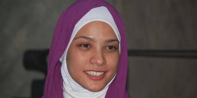Rachel Maryam Bawakan Baju Bayi Untuk Nirina Zubir