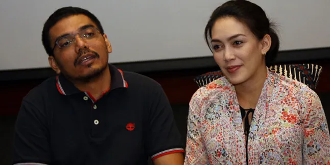 Rieke Dyah Pitaloka Asuh Bayi di Kantor DPR