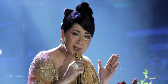 Titiek Puspa dan Erwin Gutawa Kawin di Panggung