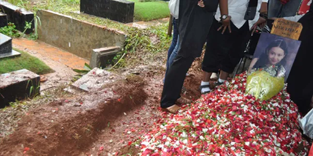 Hujan Rintik-Rintik Iringi Pemakaman Valia Rahma Hujan Rintik-Rintik Iringi Pemakaman Valia Rahma