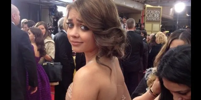 Ups! Resleting Sarah Hyland Terbuka di Red Carpet