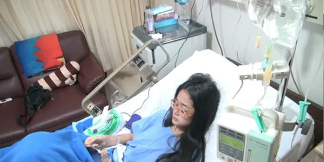 Dirawat, Gisela Cindy Pakai Tiga Infusan