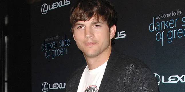 Ashton Kutcher Pamer Pacar Baru? Ashton Kutcher Pamer Pacar Baru?