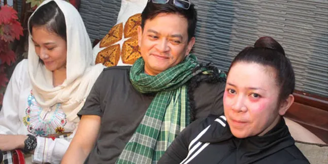 Melayat, Melly Goeslaw Tetap Pakai Make-Up