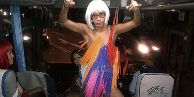 Ups, Ada Yang Pakai Bikini di Konser Katy Perry!