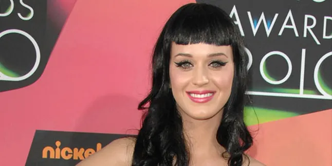 Katy Perry Cium Penonton di Atas Panggung