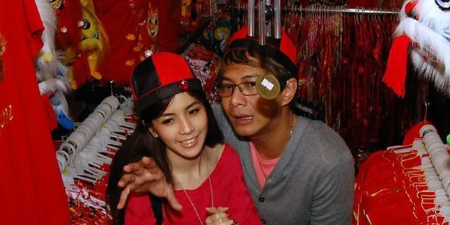 Delon - Yeslin: Imlek Itu Merah dan Kue Lapis