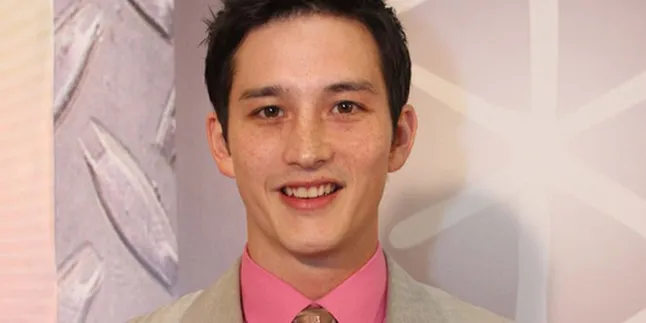 Mike Lewis Bugil Demi Cosmopolitan