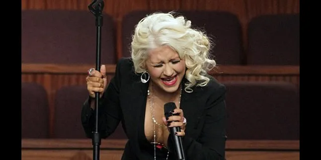 Warna Kulit Christina Aguilera Ternyata Palsu