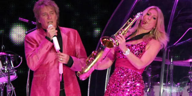 Rod Stewart Main Bola Saat Konser