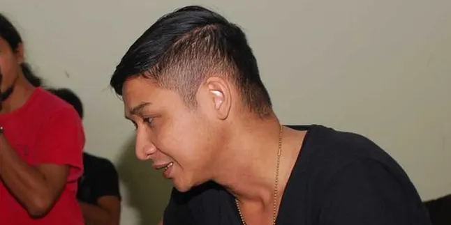 Rambut Baru Pasha, Tipis Samping
