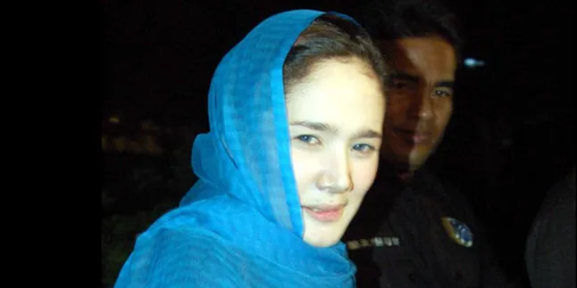 Mulan Terpukul Atas Kematian Ayah Dhani