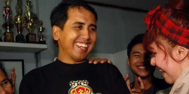 Sahabat Berikan Jam Tangan ke Gugun Gondrong