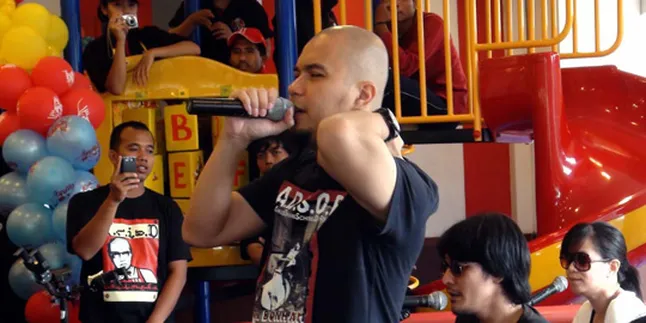 Ahmad Dhani Ngamen Plus Hibur Kasir KFC