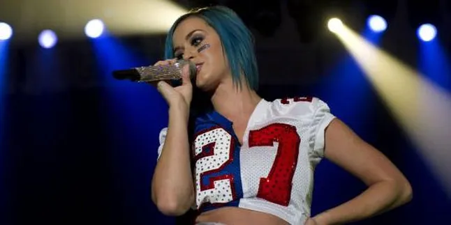 Lupakan Russell, Katy Teriakkan Nama Pria di Konsernya
