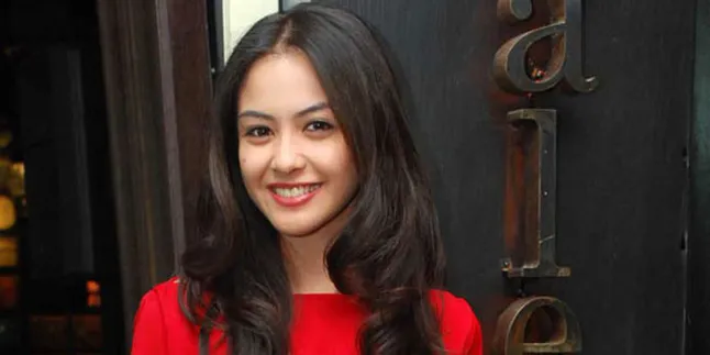 Valentine, Revalina S Temat Bagi-Bagi Mawar Merah
