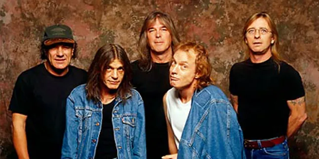 Personel Sakit, ACDC Tunda Rekaman