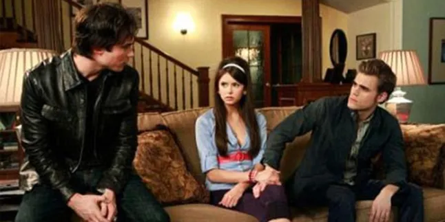 Trio 'VAMPIRE DIARIES' Pose Bugil di Majalah