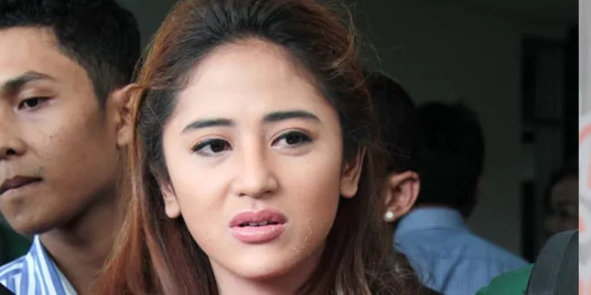 Dewi Perssik: Aku Gak Dekat Dengan Artis RCM