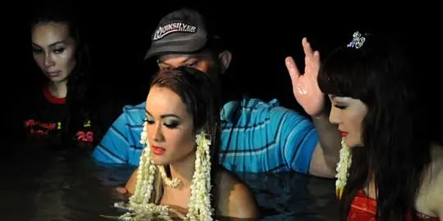 Jupe Gagal Ritual Siraman di Tempat Wali Jupe Gagal Ritual Siraman di Tempat Wali