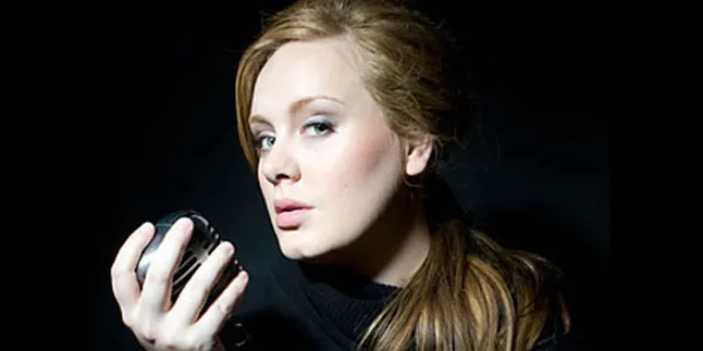 Adele Raih Best Pop Solo Performance di Grammy 2012