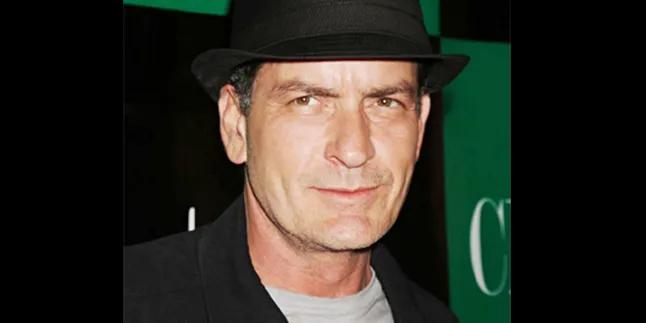Charlie Sheen Dapat Peringatan Dari Warner Bros