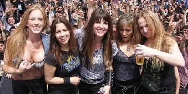 The Iron Maidens Ingin Berlibur ke Pantai Indonesia