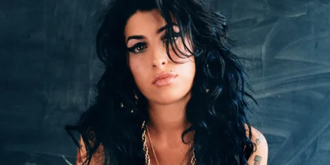 Amy Winehouse Lukis Dirinya Dengan Tinta Darah