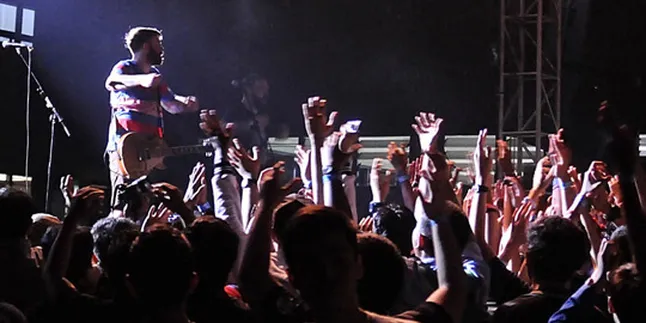 Four Year Strong Bakar Bulungan Jakarta