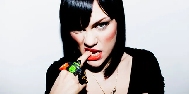 Jessie J Kenakan Gaun Logam Seberat 7 Kg!