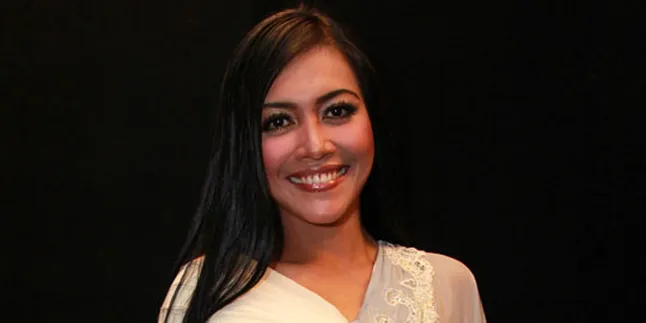 Prosesi Nikah Denada Banyak di Luar Ruangan