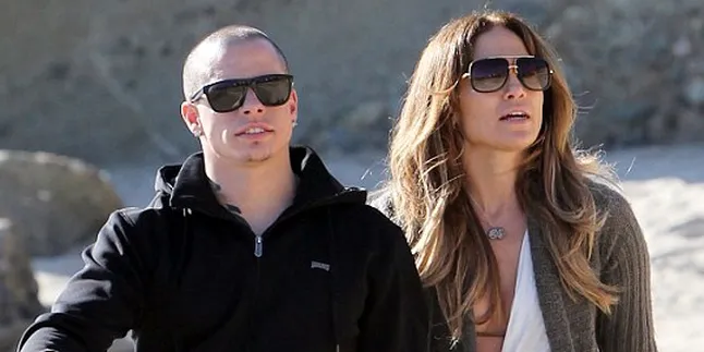 J-Lo Tertangkap Bermesraan di Atas Ayunan