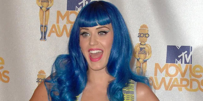 Wow! Katy Perry Kencani Maserati Putih!